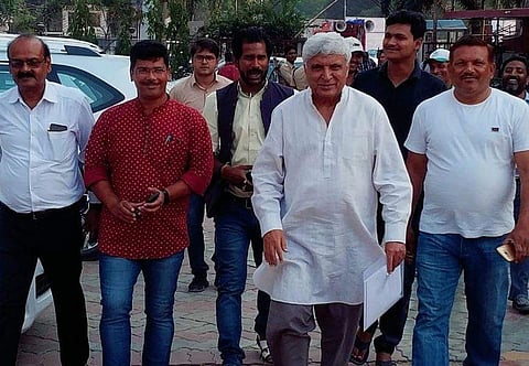 Javed Akhtar (in white kurta) in Begusarai. (Photo | Twitter/@kanhaiyakumar)