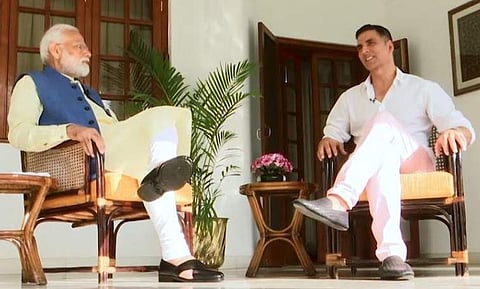 PM Modi chats with actor Akshay Kumar (Photo| Facebook/ Akshay Kumar)