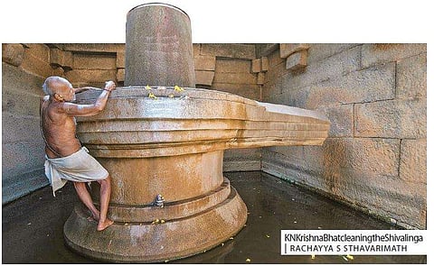 K N Krishna Bhat cleaning the Shivalinga  | Rachayya S Sthavarimath