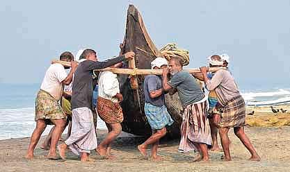 Fishermen refuse to heed climatic sea change, set out for fishing