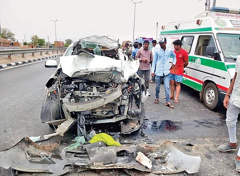 Two separate accidents on NH 44 (Hyderabad-Bangalore) | Express