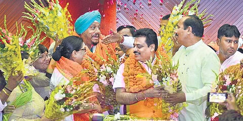 Newly elected Mayor of North MCD Avtar Singh and Deputy Mayor Yogesh Verma being congratulated in New Delhi on Monday after they were sworn in. Anju Kamalkant was sworn in as the Mayor of the East Delhi Municipal Coropration  | Naveen Kumar