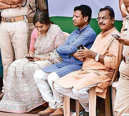 BJP leaders staging protest in front of Naveen Nivas on Wednesday | Irfana