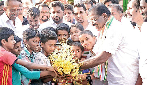 Young boys welcoming UDF candidate Rajmohan Unnithan at Kaliyassery