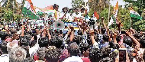 Actor Yash addressing Congress-JD(S) workers during a road show in Algur in Mandya Lok sabha constituency