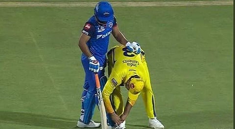 Suresh Raina ties Rishabh Pant's laces. (Photo | Twitter)