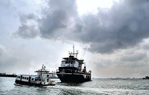 Dark clouds hovering above horizon in Kochi (Photo| A Sanesh/EPS)