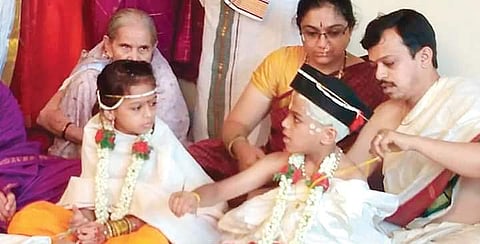 Kshama Nargund and her husband Vyvaswatha perform  Upanayana ceremony of their twins — Samvith and Asmitha Banavaty | express