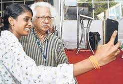 A delegate takes a selfie with Adoor Gopalakrishnan at the valedictory  of the second edition of ICFFK (Photo | B P Deepu/EPS