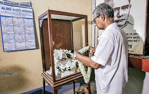 A man garlands the broken bust of Ishwar Chandra Vidyasagar | pti