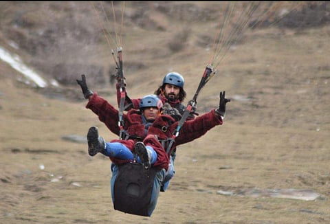 Image of people paragliding in Kullu used for representational purpose (Photo | Twitter @saketh1197)