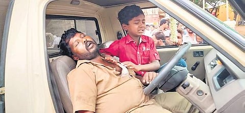 Puneerth, son of Shivakumar, crying after his father suffered a cardiac arrest while driving a goods carrier in Huliyaru town | Express