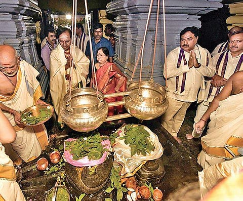 Chief Minister K Chandrasekhar Rao offers prayers at Kaleshwara Muktheshwara Swamy Temple in Kaleshwaram on Sunday | Express