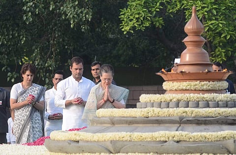 Former Congress chief Sonia Gandhi, party president Rahul Gandhi and his sister Priyanka Gandhi paying tribute to Former Prime Minister Rajiv Gandhi on his 28th death anniversary in New Delhi on Tuesday. (Naveen Kumar | EPS)
