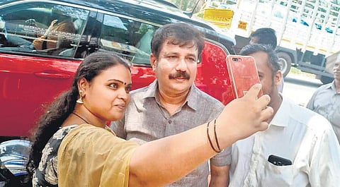 A voter taking a selfie with A M Ariff, CPM Alappuzha LS candidate, at Cherthala. ( Photo |EPS)