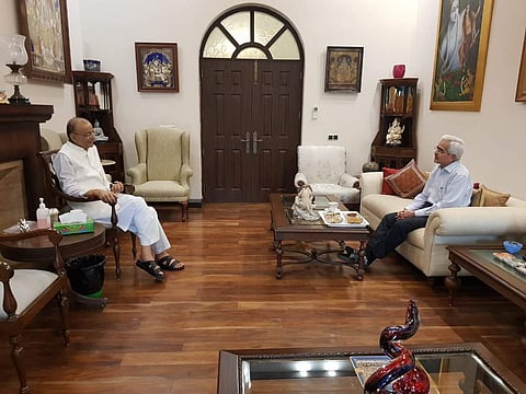 RBI Governor Shaktikanta Das with outgoing finance minister Arun Jaitley. (Photo|Twitter)