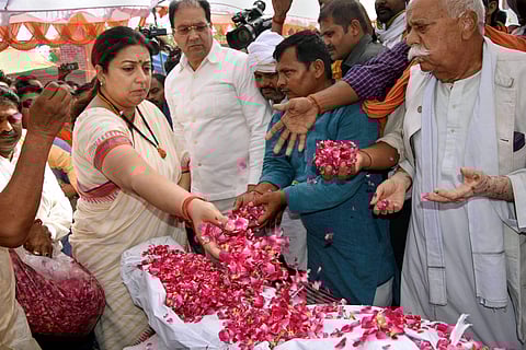 BJP MP Smriti Irani pays her last respects to former village head pradhan Surendra Singh. (Photo|PTI)