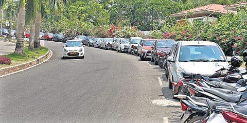 Vehicles parked on the Infopark Expressway.