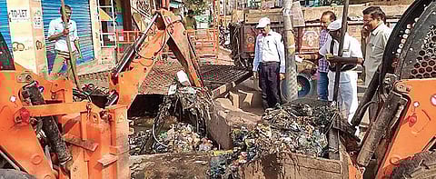 VMC commissioner M Rama Rao inspects desilting of a drain in city | Express