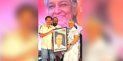 Ajish Ayikkarappadi handing over the mobile fingertip portrait of S Janaki to the renowned singer. (Photo | Special Arrangement)