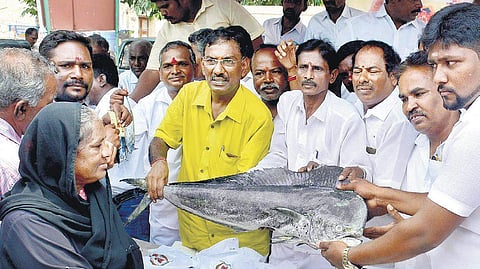 On the occassion of Narendra Modi’s swearing-in as Prime Minister, Tamil Nadu BJP Fishermen Cell distributed sea fish to residents of Triplicane on Thursday | D SAMPATHKUMAR