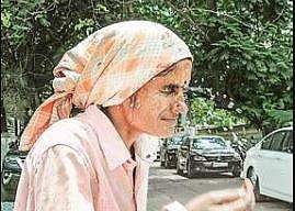 A construction worker sprinkles water on her face in Vijayawada on Friday to get respite from summer heat | Prasant Madugula