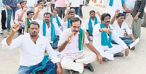 Telangana State Turmeric Farmers Association members staging a protest | Express