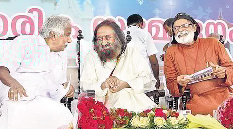 AICC general secretary Oommen Chandy, Sri Sri Ravi Shankar and Dr Thomas Mar Athanasius Metropolitan engaged in a conversation during the presentation of the Order of St George Award to Sri Sri at Puthuppally on Sunday | Vishnu Prathap