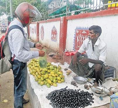 A vendor selling ‘jamun’ at Dhenkanal town