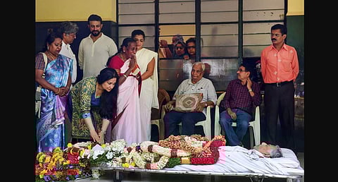 Family members surround the mortal remains of the noted actor-filmmaker and playwright Girish Karnad before his last rites in Bengaluru, on 10 June 2019. (Photo | PTI)