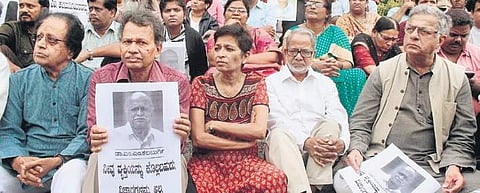 Writer Baraguru Ramachandrappa, journalist Gauri Lankesh, Jnanpith awardee Girish Karnad condemning the killing of scholar M M Kalburgi in Bengaluru