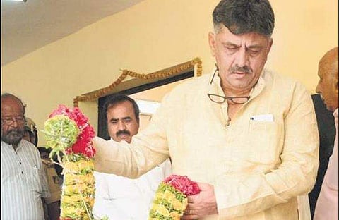 Water Resources Minister D K Shivakumar pays his respects to Girish Karnad | Express