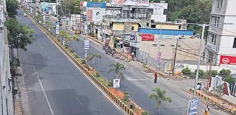 Eluru road in Vijayawada wears a deserted look on Thursday as  temperatures go north. (Photo | Prasant Madugula/EPS)