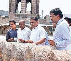 MAUD Principal Secretary Arvind Kumar on his inspection at Moazzam Jahi Market. (Photo | EPS)