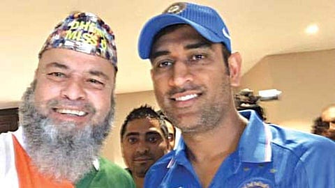 The bond between MS Dhoni and Karachi-born Mohammad Bashir aka 'Chacha Chicago' blossomed during the 2011 World Cup semifinal between India and Pakistan. (Photo | Twitter)