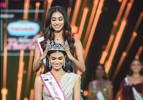 Last year's winner Anukreety Vas crowns the winner of Femina Miss India 2019  Suman Rao. (Photo | Miss India, Twitter)