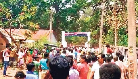 Locals gherao Kodinga police station on Saturday.