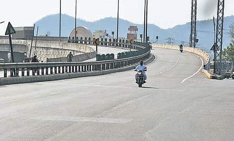 A sun-baked road wears a deserted look in Vijayawada on Sunday. (Photo | EPS)