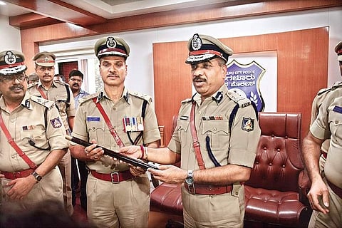 Alok Kumar (centre) takes charge as City Police Commissioner from outgoing Police Commissioner T Suneel Kumar  (right) on Monday | Shriram B N