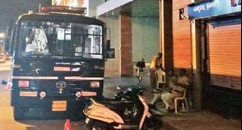 100 police personnel guard the IMA Jewels  showroomin Shivajinagar, round the clock