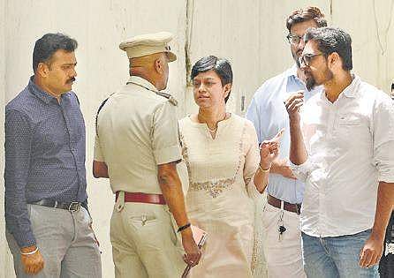 SIT members inspect the IMA showroom at Shivajinagar on Thursday | Shriram B N