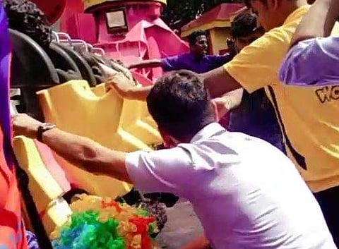 Wonder La staff helping the riders stuck in a thrill ride which stopped midwat due to power cut. (Screengrab)