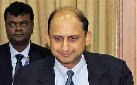 RBI Deputy Governor Viral Acharya is the second top RBI official to quit after Governor Urijit Patel. (Photo | IANS Twitter)
