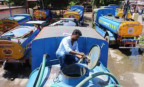 Madurai Corporation is on gadget mode to monitor movement and supply of drinking water using it's water tankers. | (KK Sundar | EPS)