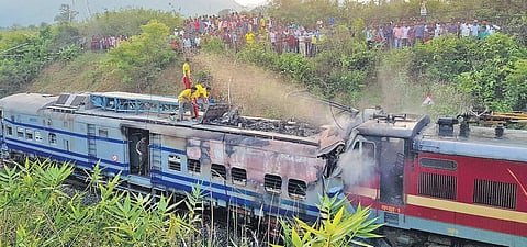 Howrah-Jagadalpur Samaleswari Express derails in Odisha, three railway staff killed