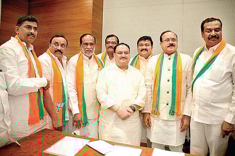 Boda Janardhan, E Peddi Reddy, Chada Suresh Reddy (all from TDP), Shashidhar Reddy and Shaik Rehmathulla (from Congress) join the saffron party, in the presence of BJP general secretary Muralidhar Rao, in New Delhi. (Photo | EPS)