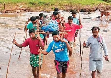 Villagers of Bongjangi tribal village of Pedabayalu mandal bringing the dead body of tribal youth Korra Sattibabu 21 who was murdered by the banned Maoist party men. (Photo | EPS)