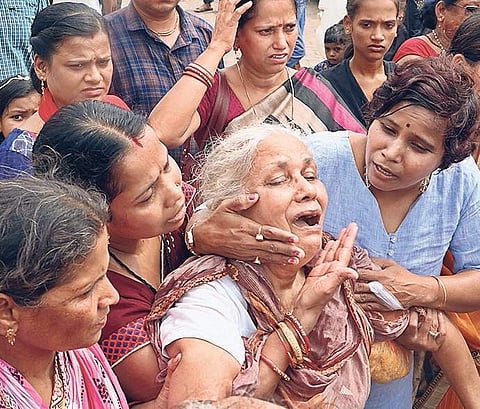 Kalpana’s mother breaks down on seeing her daughter’s mortal remains at Kalinga Stadium in Bhubaneswar on Sunday | Irfana