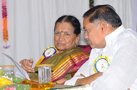 AP Official Language Commission chairman Mandali Buddha Prasad talks to Montessori Educational Institutions' founder V Koteswaramma. (Photo | Ch Narayana Rao, EPS)