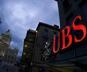 The logo of Swiss bank UBS is pictured in front of the Swiss Federal Palace in Bern in July 9, 2009 (File photo / Reuters)